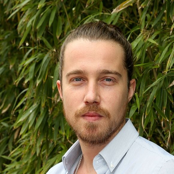 Deux mois après le vol, Julien Doré avait proposé l’un de ses pandas de scène pour dépanner Chantal Goya, un geste qui l’avait profondément touchée. 

Julien Doré - People au village des Internationaux de France de tennis de Roland Garros à Paris. Le 29 mai 2015