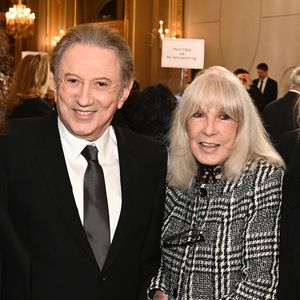 Michel Drucker a été décoré de l'insigne commandeur de la Légion d'honneur par Emmanuel Macron lors d’une cérémonie à l’Élysée.

Exclusif - Rebecca Jarre-Chateau et son grand-père, Michel Drucker, sa femme Dany Saval, Stéfanie Jarre, Laurent Arcaro, David Jarre - M.Drucker reçoit la médaille de Commandeur de la Légion d’honneur par le président de la République Française Emmanuel Macron au palais de l'Elysée à Paris
© Guillaume Gaffiot / Bestimage