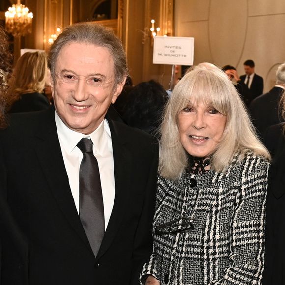 Michel Drucker a été décoré de l'insigne commandeur de la Légion d'honneur par Emmanuel Macron lors d’une cérémonie à l’Élysée.

Exclusif - Rebecca Jarre-Chateau et son grand-père, Michel Drucker, sa femme Dany Saval, Stéfanie Jarre, Laurent Arcaro, David Jarre - M.Drucker reçoit la médaille de Commandeur de la Légion d’honneur par le président de la République Française Emmanuel Macron au palais de l'Elysée à Paris
© Guillaume Gaffiot / Bestimage