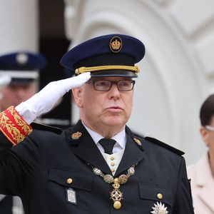 Le prince Albert II de Monaco, La princesse Stéphanie de Monaco - La famille princière monégasque dans la cour d'honneur du palais lors de la la fête nationale à Monaco le 19 novembre 2025. © Dominique Jacovides - Bruno Bebert / Bestimage