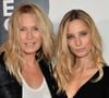 La fille d'Estelle Lefébure a confirmé l'information sur Instagram le 3 avril 2025 en partageant ces mots : "Nous serons bientôt une famille de quatre".

Estelle Lefébure et sa fille Ilona Smet au photocall de la 10ème édition du "Etam Live Show" lors de la Fashion Week, à Paris, le 26 septembre 2017. 
Photo : CVS-Veeren / Bestimage