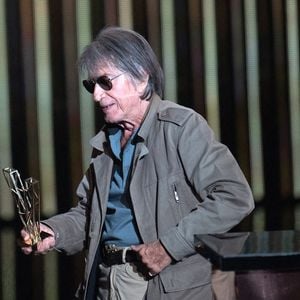 Jacques Dutronc reçoit un prix d'honneur de son fils Thomas Dutronc lors des 37e Victoires de la Musique à la Seine Musicale le 11 février 2022 à Boulogne-Billancourt, France. Photo by David Niviere/ABACAPRESS.COM