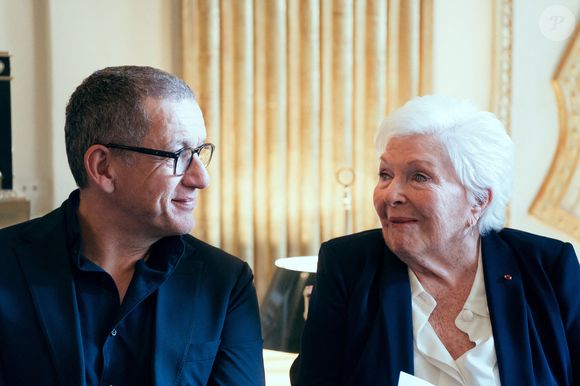 "Dany m’a dit pour mon anniversaire : “Line, tu as 97 ans, mon cadeau, c’est que tu fais mon prochain film”. Je ne sais pas quand ça se tourne ni si Dany joue dedans, mais je lui fais confiance, il me connaît par cœur...". Line Renaud n'a donc pas dit son dernier mot.

Portrait en gros plan de Dany Boon et Line Renaud lors de la réception au Ministère de la Culture, Line Renaud a remis à la Ministre la lettre par laquelle elle faisait don de ses archives à l'Etat. Certaines pièces ont été exposées dans des vitrines pour l'occasion à Paris, France, le 12 mai 2025. Photo par Alexis Jumeau/ABACAPRESS.COM