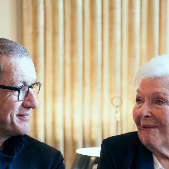 "Dany m’a dit pour mon anniversaire : “Line, tu as 97 ans, mon cadeau, c’est que tu fais mon prochain film”. Je ne sais pas quand ça se tourne ni si Dany joue dedans, mais je lui fais confiance, il me connaît par cœur...". Line Renaud n'a donc pas dit son dernier mot.

Portrait en gros plan de Dany Boon et Line Renaud lors de la réception au Ministère de la Culture, Line Renaud a remis à la Ministre la lettre par laquelle elle faisait don de ses archives à l'Etat. Certaines pièces ont été exposées dans des vitrines pour l'occasion à Paris, France, le 12 mai 2025. Photo par Alexis Jumeau/ABACAPRESS.COM
