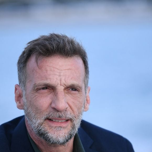 Exclusif - Close-up avec Mathieu Kassovitz sur la plage lors du 78ème Festival International du Film de Cannes, le 21 mai 2025.
© Rachid Bellak/Bestimage