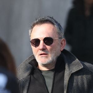 Si Laury Thilleman a repris depuis les rênes de l'émission, Frédéric Lopez est toujours le producteur de l'émission qui lui a longtemps valu de nombreuses périodes de grand stress.

Frédéric Lopez aux obsèques de Bruno Salomone en l'église Sainte-Anne de Polangis de Joinville-le-Pont (Val-de-Marne) le 23 mars 2026. 

© Cyril Moreau - Dominique Jacovides