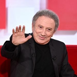 Attention ! 

Exclusif - Michel Drucker et sa chienne Isia - Enregistrement de l'émission "Vivement Dimanche, spéciale M.Galabru", au Studio Gabriel à Paris, présentée par M.Drucker et diffusée le 22 janvier © Guillaume Gaffiot / Bestimage