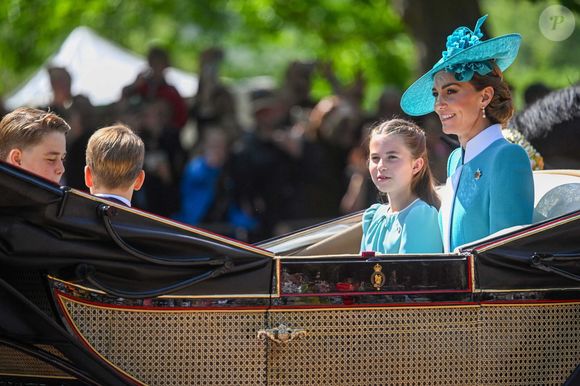 Le prince George de Galles, Le prince Louis de Galles (de dos), La princesse Charlotte de Galles, Catherine (Kate) Middleton, princesse de Galles - Les membres de la famille royale britannique arrivent à Buckingham Palace pour la cérémonie Trooping the Colour à Londres, le 14 juin 2025. Affecté par le crash du Boeing 787 Dreamliner à Ahmedabad du 12 juin, le souverain et les officiels porteront un brassard noir en hommage aux plus de 270 victimes. Bon nombre d'elles étaient des ressortissants britanniques.