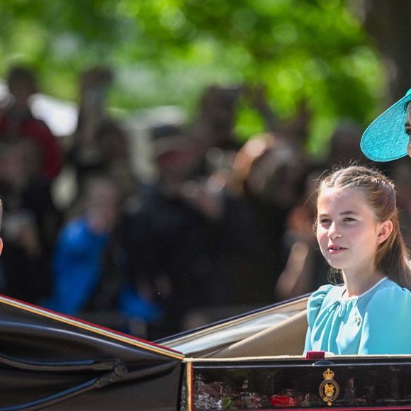 Le prince George de Galles, Le prince Louis de Galles (de dos), La princesse Charlotte de Galles, Catherine (Kate) Middleton, princesse de Galles - Les membres de la famille royale britannique arrivent à Buckingham Palace pour la cérémonie Trooping the Colour à Londres, le 14 juin 2025. Affecté par le crash du Boeing 787 Dreamliner à Ahmedabad du 12 juin, le souverain et les officiels porteront un brassard noir en hommage aux plus de 270 victimes. Bon nombre d'elles étaient des ressortissants britanniques.