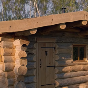 Vianney en pleine construction de sa cabane