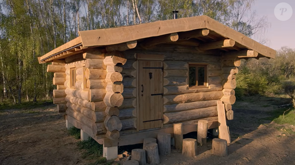 Vianney en pleine construction de sa cabane