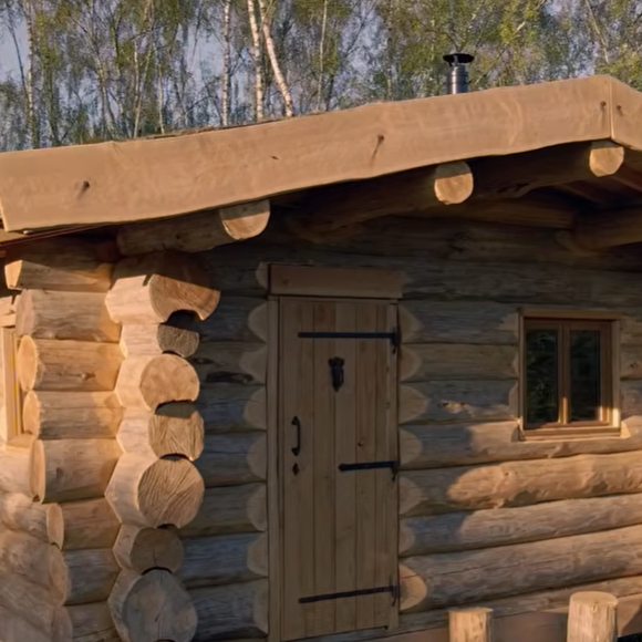 Vianney en pleine construction de sa cabane