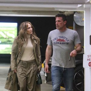 "Elle a dit qu'elle était allongée dans son lit après une longue journée de répétitions de tournée quand l'idée de la chanson lui est venue", a déclaré l'invité Edgardo Luis Rivera à Us Weekly. Ben Affleck a dit ce qu'il en pensait

En plein dans la tourmente d'une rumeur de divorce, Ben Affleck, avec son alliance, et sa femme Jennifer Lopez arrivent au restaurant "BOA Steakhouse" à Los Angeles, mai 2024 Backgrid USA / Bestimage