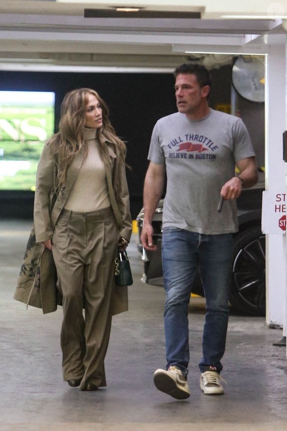 "Elle a dit qu'elle était allongée dans son lit après une longue journée de répétitions de tournée quand l'idée de la chanson lui est venue", a déclaré l'invité Edgardo Luis Rivera à Us Weekly. Ben Affleck a dit ce qu'il en pensait

En plein dans la tourmente d'une rumeur de divorce, Ben Affleck, avec son alliance, et sa femme Jennifer Lopez arrivent au restaurant "BOA Steakhouse" à Los Angeles, mai 2024 Backgrid USA / Bestimage
