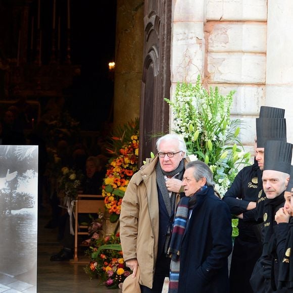 L'actrice était ainsi entourée de la famille et des proches du disparu, notamment des chefs Alain Ducasse et Jacques Maximin.

Les chefs Alain Ducasse, Jacques Maximin et la brigade de cuisine du chef Clément Bruno - Obsèques du chef Clément Bruno en la collégiale Saint-Martin de Lorgues, France, le 3 février 2025. © Alain Brun-Jacob/Bestimage