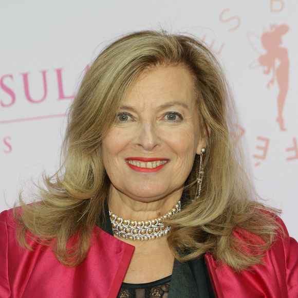 Valérie Trierweiler - Photocall du 5ème gala de charité de l'association "Les Bonnes Fées" à l'occasion de la campagne mondiale "Octobre Rose" à l'hôtel Peninsula, Paris le 3 octobre 2024. A l'occasion de la campagne mondiale "Octobre Rose", l'hôtel Peninsula Paris lance son programme caritatif "Peninsula in Pink", dont les bénéfices de 254 400 Euros seront reversés à l'association "Les Bonnes Fées". © Coadic Guirec/Bestimage