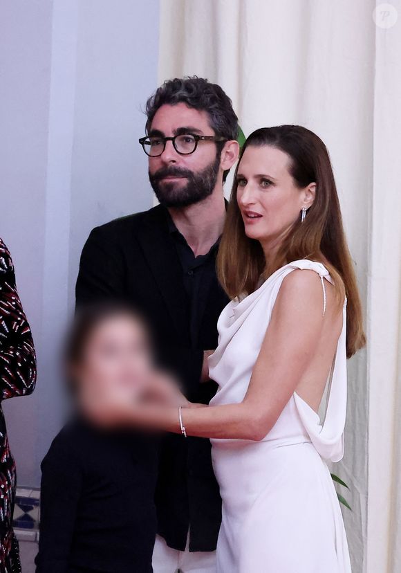 Camille Cottin accompagnée de son compagnon Benjamin Mahon et de leur fille Anna Paloma au photocall de cérémonie de clôture du 20ème Festival International du Film de Marrakech, Maroc, le 2 décembre 2023. © Dominique Jacovides/Bestimage