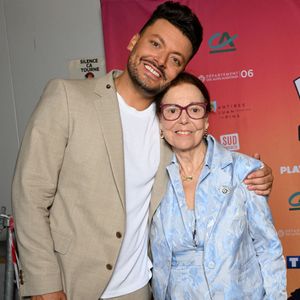 Exclusif - Kev Adams et sa grand-mère Claudine au photocall lors de l'enregistrement de l'émission "L'humour à la plage" pour la 2eme édition du festival de Juan les Pins à la pinède Gould le 27 juin 2025. C'est l'humoriste français Kev Adams qui a initié et mis en scène ce festival dans la ville de ses grand-parents où il a passé ses vacances quand il était plus jeune. Sa grand-mère fait partie du Show aux côtés d'un plateau d'humoristes exceptionnels.
Après le succès de la première édition, TF1 et Kev Adams vous donnent rendez-vous pour une nouvelle soirée d’humour inédite et festive. Tourné face à la mer, dans l’écrin magique de la pinède Gould à Juan-les-Pins, « L’Humour à la Plage » revient pour une 2e édition encore plus ambitieuse : un grand show à ciel ouvert, pour rire ensemble et démarrer l’été en beauté. 
Une carte postale en guise de scène avec une ambiance unique; Imaginé comme une véritable fête de l’humour à ciel ouvert, sous les pins, les pieds dans le sable et la tête dans les étoiles, « L’Humour à la Plage » rassemble le temps d’un soir les plus grands noms de l’humour avec des duos inédits, des sketchs exclusifs, des impros, des happenings, des surprises… et une énergie communicative portée par un public survolté. 
Une programmation exceptionnelle qui donne le sourire; Pour cette 2ème édition, Kev Adams s’est entouré de Gad Elmaleh, Camille Lellouche, Maxime Gasteuil, Élodie Poux, Franck Dubosc, Marine Leonardi, Anne Roumanoff, Chantal Ladesou, Marie s’infiltre, Nino Arial, Az, Titoff, Kody… Et de nombreux invités-surprise que vous n’avez jamais vus sur la scène d’un gala d’humour.
Un spectacle familial, solaire et intergénérationnel; Conçu pour rassembler toutes les générations, « L’Humour à la Plage » promet de faire du rire un moment de fête. Un show festif, solaire, et populaire, à savourer ensemble pour bien démarrer l’été.
L'émission du e gala « L'Humour à la Plage » sera diffusése sur TF1 le 15 juillet à 21h10 pour une soirée unique de rires et de surprises ! © Bruno Bebert / Bestimage