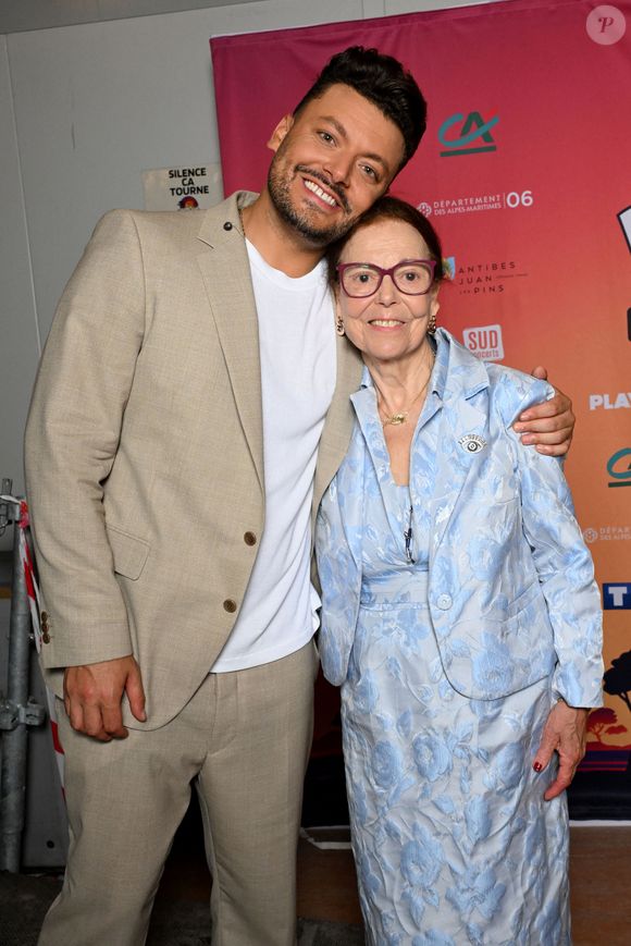 Exclusif - Kev Adams et sa grand-mère Claudine au photocall lors de l'enregistrement de l'émission "L'humour à la plage" pour la 2eme édition du festival de Juan les Pins à la pinède Gould le 27 juin 2025. © Bruno Bebert / Bestimage