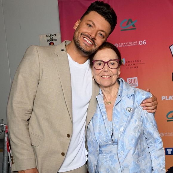 Exclusif - Kev Adams et sa grand-mère Claudine au photocall lors de l'enregistrement de l'émission "L'humour à la plage" pour la 2eme édition du festival de Juan les Pins à la pinède Gould le 27 juin 2025. © Bruno Bebert / Bestimage