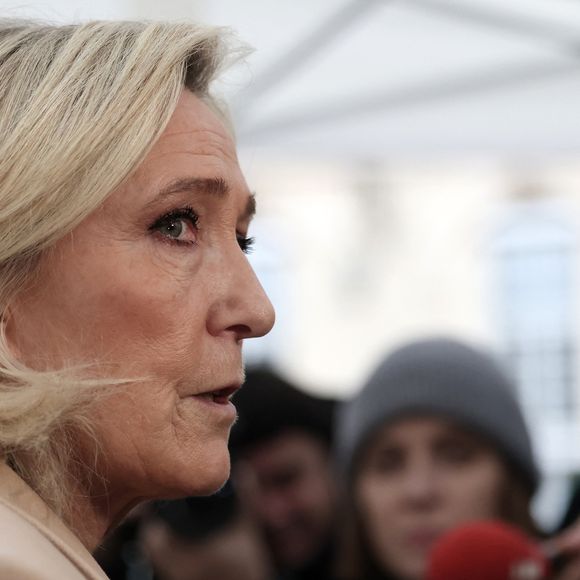 Ce sont des journalistes, qui avaient informés quelques minutes plus tôt de la mort de celui que l'on surnommait le "Diable de la République" par une dépêche de l'AFP, qui ont alerté sa fille de cette nouvelle, explique le quotidien francilien.
Marine Le Pen arrive à l'hôtel Matignon pour une réunion avec le Premier ministre M. Barnier et les responsables politiques des oppositions le 25 novembre 2024.