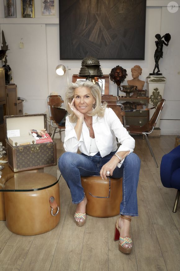 Exclusif - Caroline Margeridon - Rendez-vous avec Caroline Margeridon, dans sa boutique du Marché Biron aux Puces de Saint-Ouen à Paris. Le 6 mai 2023
© Jack Tribeca / Bestimage