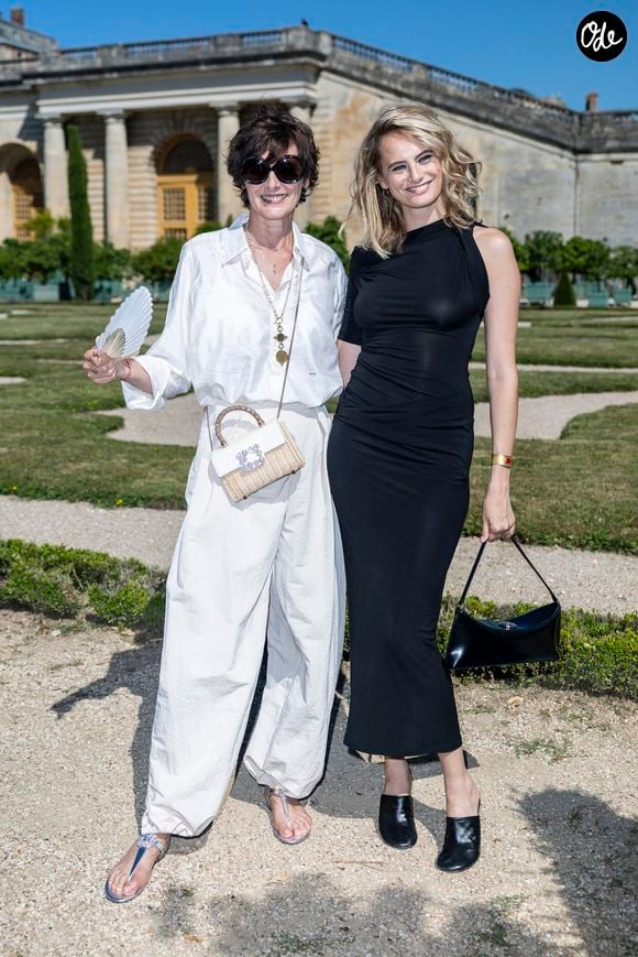 Ines de la Fressange et Violette d'Urso - VIP @ Défilé de mode Jacquemus dans les jardins de l’Orangerie à Versailles le 29 juin 2025. au photocall du défilé Jacquemus de la mode homme Printemps/Été 2026 dans le cadre de la Fashion Week de Paris dans les jardins de l’Orangerie à Versailles, France, le 29, 2025. © Olivier Borde/Bestimage