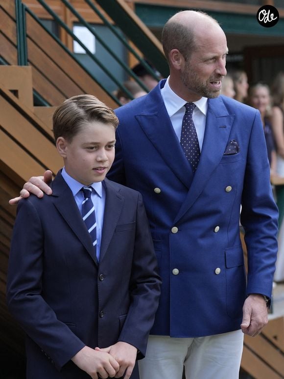 Pour s'assurer que le prince George puisse vivre une scolarité la plus "normale" possible, une nouveauté a fait son apparition sur le campus avec de nouveaux panneaux installés sur les clôtures pour interdire les photographies.

Le prince et la princesse de Galles (Le prince William, prince de Galles, et Catherine (Kate) Middleton, princesse de Galles), le prince George (Le prince George de Galles) et la princesse Charlotte (La princesse Charlotte de Galles) assistent à la finale messieurs de Wimbledon entre Jannik Sinner et Carlos Alcaraz, au All England Lawn Tennis and Croquet Club, à Wimbledon, Londres, Royaume-Uni, le 13 juillet 2025.

Picture by Andrew Matthews/WPA-Pool