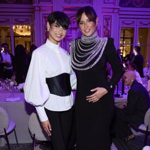 Malika Ménard a pris la pause avec Eve Gilles

Eve Gilles (Miss France 2024), Malika Ménard (Miss France 2010) enceinte - Première édition des Trophées Madame – Le Grand Dîner dans le cadre prestigieux de l'hôtel Peninsula à Paris le 6 mars 2025. Cet événement d’exception a réuni des figures influentes du monde de la culture, du sport, du luxe et de l’entrepreneuriat, venues célébrer les femmes qui façonnent et inspirent notre époque.
Placée sous le signe de l’excellence, de l’innovation et de l’audace, cette soirée a mis à l’honneur des personnalités féminines remarquables, sélectionnées pour leur impact et leur engagement dans leur domaine respectif.
Le trophée exclusif des « Trophées Madame » a été conçu par l’artiste de street art Leloluce, incarnant la force et la résilience des femmes d’aujourd’hui.
Les lauréates ont été choisies par un comité d’expertes influentes, issues du mouvement Women With Impact et reconnues pour leur discernement et leur engagement en faveur de la promotion des femmes. © Cyril Moreau/Bestimage