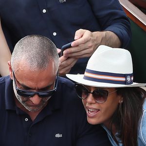 Amel Bent s'est aussi souvenue pour nos confrères du moment qui l'a fait se demander où elle en était dans sa relation avec Patrick Antonelli. Un moment pénible où elle ne voulait pas de son soutien.

Amel Bent et son mari Patrick Antonelli  dans les tribunes des internationaux de tennis de Roland Garros à Paris, France, le 3 juin 2018. © Dominique Jacovides - Cyril Moreau/Bestimage