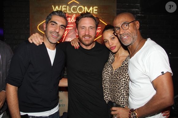 Le célèbre DJ français a lui aussi rendu hommage à Jacques Boko

Exclusif - Ary Abittan, David Guetta et sa compagne Jessica Ledon, Jacques Boko (physio du Manko et ancien physio des Bains Douches), - Soirée au bar, club "Titty Twister" à Paris le 2 novembre 2017. © Philippe Baldini/Bestimage