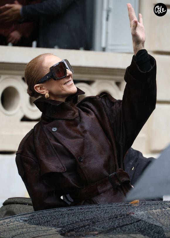 Céline Dion à la sortie de l’hôtel Royal Monceau à Paris, avant de rejoindre "La Plenitude Arena de Paris La Défense" pour poursuivre sa série de concerts, le 30 septembre 2026. 

© Denis Guignebourg / Bestimage