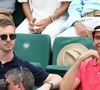 Pour préserver leur relation, son compagnon Andy Dermanis a choisi de vivre loin de lui, en Angleterre.

Le chanteur Mika et son compagnon Andy Dermanis - People dans les tribunes lors de la finale homme des Internationaux de Tennis de Roland-Garros à Paris le 11 juin 2017.
© Dominique Jacovides-Cyril Moreau / Bestimage