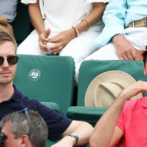 Pour préserver leur relation, son compagnon Andy Dermanis a choisi de vivre loin de lui, en Angleterre.

Le chanteur Mika et son compagnon Andy Dermanis - People dans les tribunes lors de la finale homme des Internationaux de Tennis de Roland-Garros à Paris le 11 juin 2017.
© Dominique Jacovides-Cyril Moreau / Bestimage