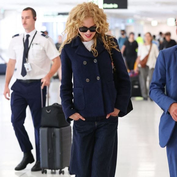 Nicole Kidman quitte Sydney vêtue d'un blazer Chanel marine, d'un sac à main assorti et de lunettes de soleil Chanel.


©BestImage