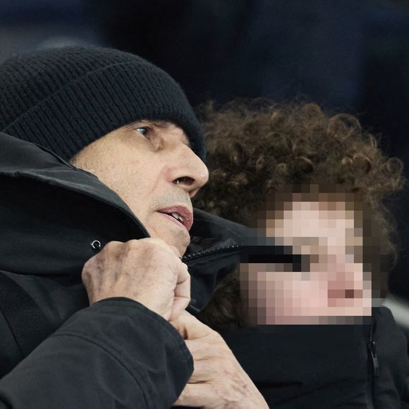 Julien Clerc et son fils Léonard dans les tribunes lors du match de Ligue Des Champions 2024-2025 (LDC) "PSG - Brest (7-0)" au Parc Des Princes, le 19 février 2025.
© Cyril Moreau/Bestimage