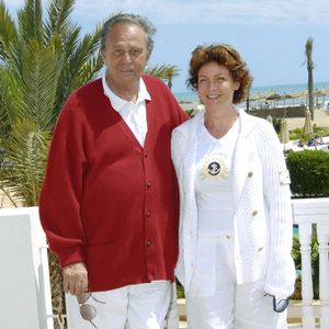 L'acteur français Roger Hanin et sa compagne Agnès Berdugo posent lors du premier festival international de télévision de Djerba, à Djerba, en Tunisie, le 29 avril 2006. Photo Bruno Klein/Abaca