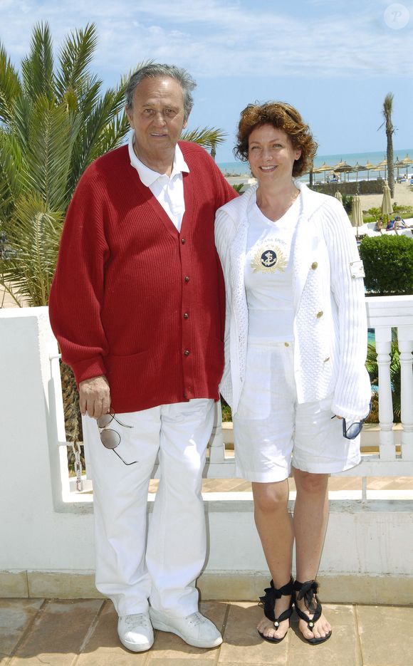 L'acteur français Roger Hanin et sa compagne Agnès Berdugo posent lors du premier festival international de télévision de Djerba, à Djerba, en Tunisie, le 29 avril 2006. Photo Bruno Klein/Abaca