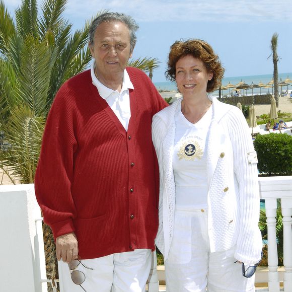 L'acteur français Roger Hanin et sa compagne Agnès Berdugo posent lors du premier festival international de télévision de Djerba, à Djerba, en Tunisie, le 29 avril 2006. Photo Bruno Klein/Abaca
