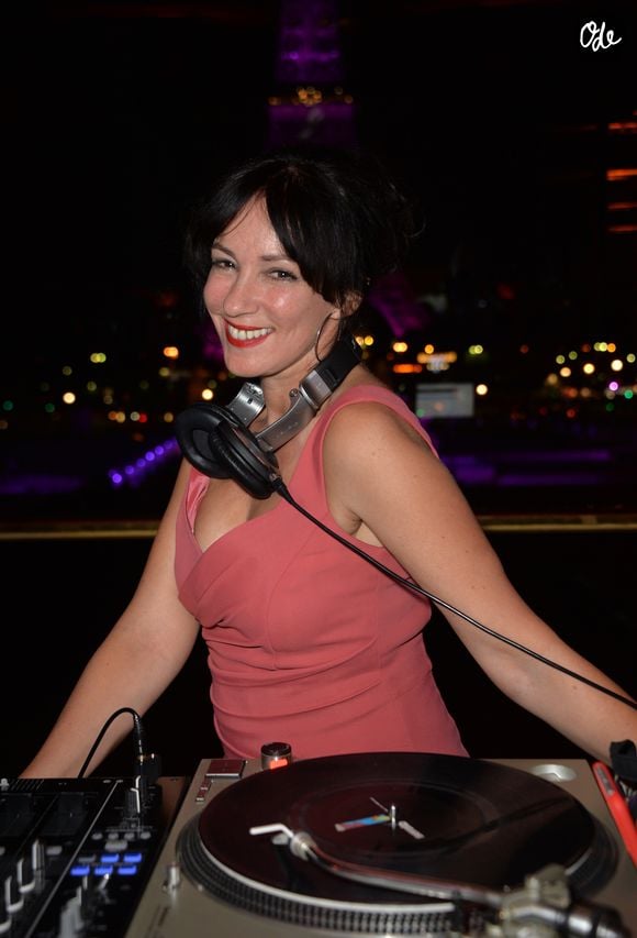 Ce roman est inspiré de sa mère, Béatrice Loustalan.

Béatrice Loustalan - Soirée de lancement d'Octobre Rose (le mois de lutte contre le cancer du sein) au Palais Chaillot à Paris le 28 septembre 2015. 

Photo : VEEREN / BESTIMAGE