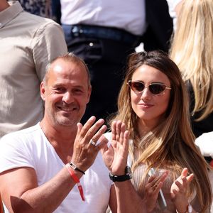 Son compagnon de 26 ans son aîné

Roger Erhart et sa compagne Delphine Wespiser, Miss France 2012 - Célébrités dans les tribunes des internationaux de France de Roland Garros à Paris le 31 mai 2022. © Cyril Moreau - Dominique Jacovides/Bestimage