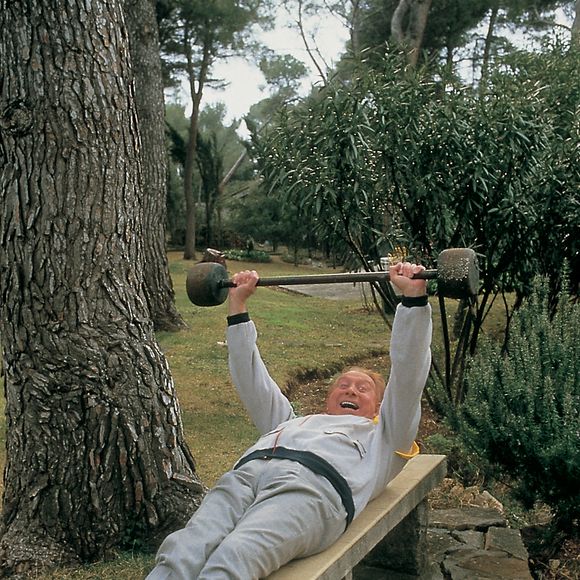 Photo d'archives prise à la fin des années 80 du chanteur Charles Trenet dans sa propriété de Cannes, en France. Photo par Pascal Baril/ABACAPRESS.COM