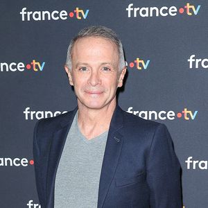 Samuel Étienne, animateur de l’émission depuis 2016, a exprimé sa surprise et sa tristesse, rappelant les bonnes audiences du programme malgré une légère baisse. 

Samuel Etienne assiste à la conférence de presse du Téléthon à France Télévision à Paris, France. Photo par Nasser Berzane/ABACAPRESS.COM