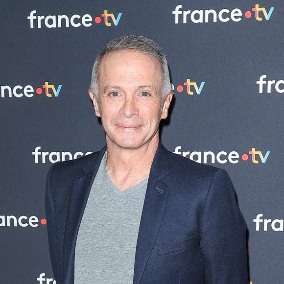 Samuel Étienne, animateur de l’émission depuis 2016, a exprimé sa surprise et sa tristesse, rappelant les bonnes audiences du programme malgré une légère baisse. 

Samuel Etienne assiste à la conférence de presse du Téléthon à France Télévision à Paris, France. Photo par Nasser Berzane/ABACAPRESS.COM