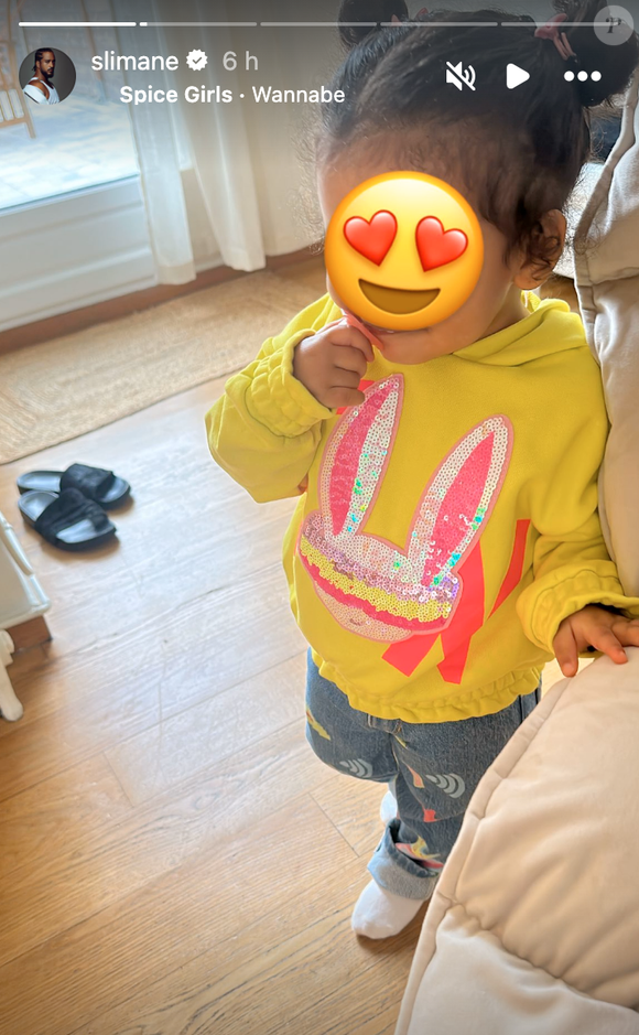 Elle apparait adorable en petite robe et avec son sac à roulettes de "La Reine des neiges", sûrement son Disney préféré.

Slimane dévoile des photos de sa fille Esmeralda sur son compte Instagram.