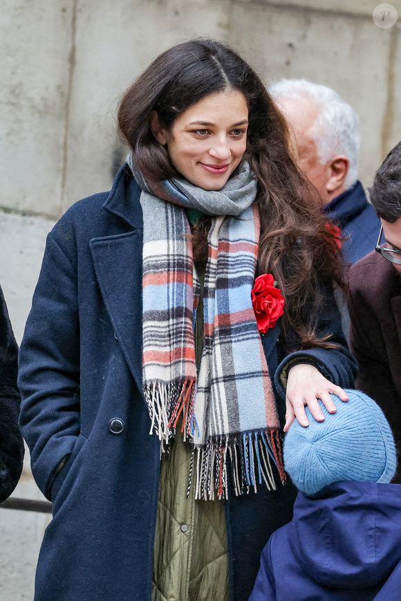 Gabrièle Laborde, la fille de la défunte - Arrivées aux obsèques de C.Laborde en l’église Saint-Roch à Paris, le 6 février 2025. Décédée le 28 janvier 2025 à l'âge de 73 ans, l'ancienne présentatrice météo de TF1 (1988 - 2017) était atteinte de la maladie neurodégénérative à corps de Lewy.
© Jacovides - Moreau / Bestimage