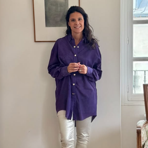 Un legging en cuir beige argenté ainsi qu'une chemise longue en chèvre velours violet.

Apolline de Malherbe prend la pose sur Instagram, le 10 septembre 2025.