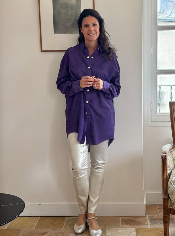 Un legging en cuir beige argenté ainsi qu'une chemise longue en chèvre velours violet.

Apolline de Malherbe prend la pose sur Instagram, le 10 septembre 2025.