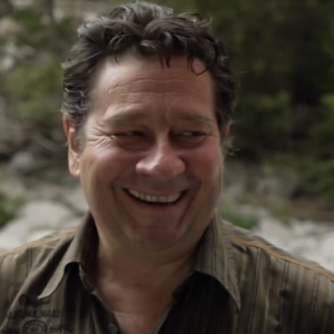 Laurent Gerra présente ses coins préférés de Savoie dans l'émission Chroniques d'en haut de France TV le 12 novembre 2025. Capture d'écran/France TV