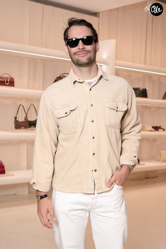 Simon Porte Jacquemus lors du lancement et de la séance de dédicaces de Moon Shoe de Jacquemus et Nike à la boutique Jacquemus en marge de la Fashion Week de Paris (PFW), à Paris, France, le 28 septembre 2025. © BFA.com/Backgrid/Bestimage